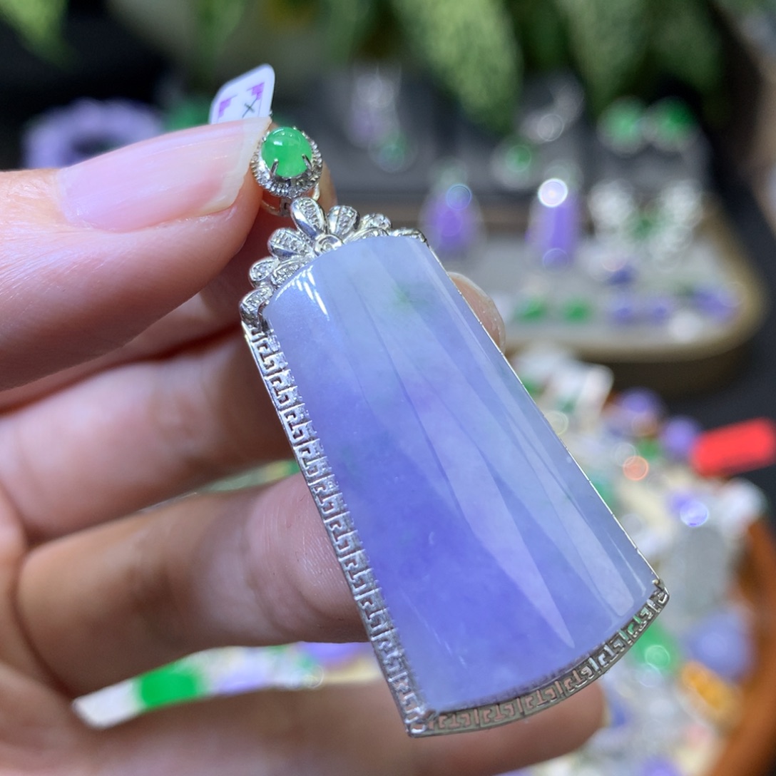 颈饰18K金镶嵌翡翠