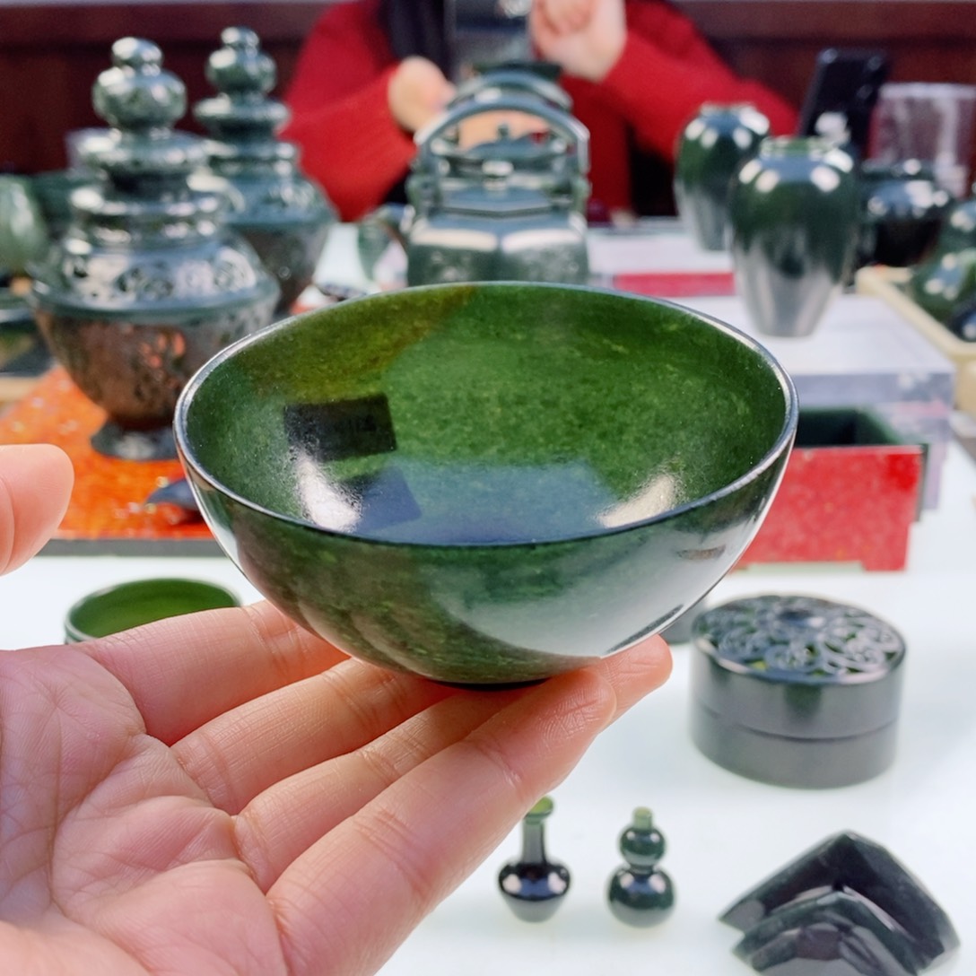 和田玉（青玉）摆件未镶嵌微瑕