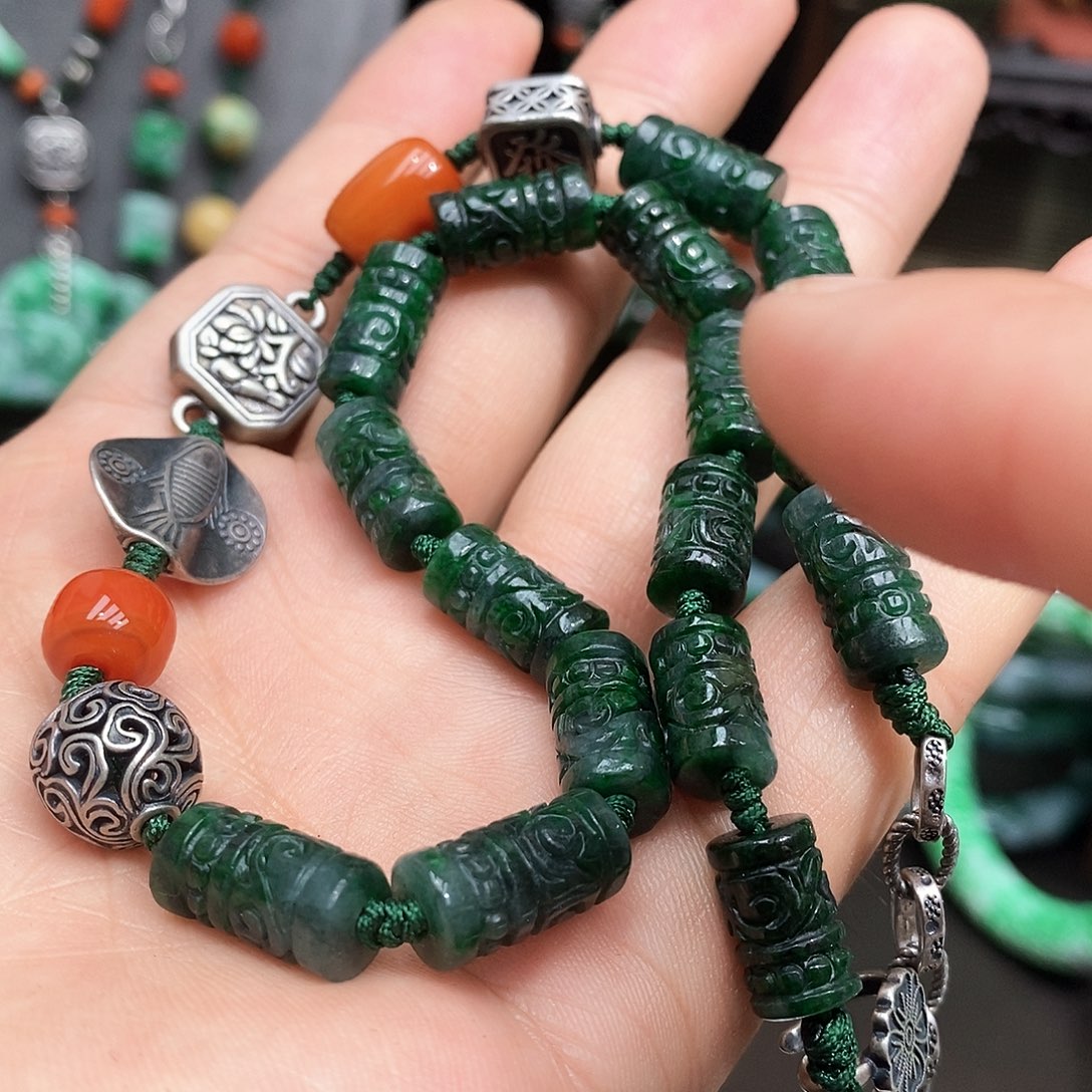 颈饰未镶嵌翡翠漂亮美眉