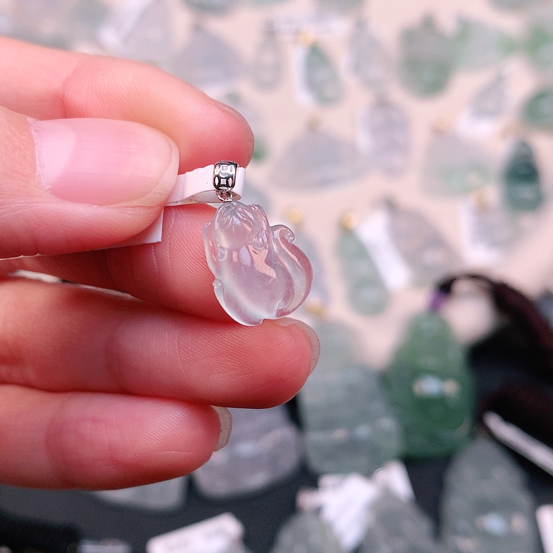 翡翠颈饰18K金镶嵌小松鼠18、13.6、10.6、4