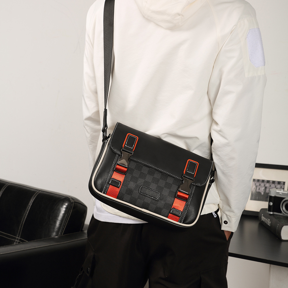 新款男士小方包简约百搭格子单肩邮差包复古小包街头户外斜挎包潮