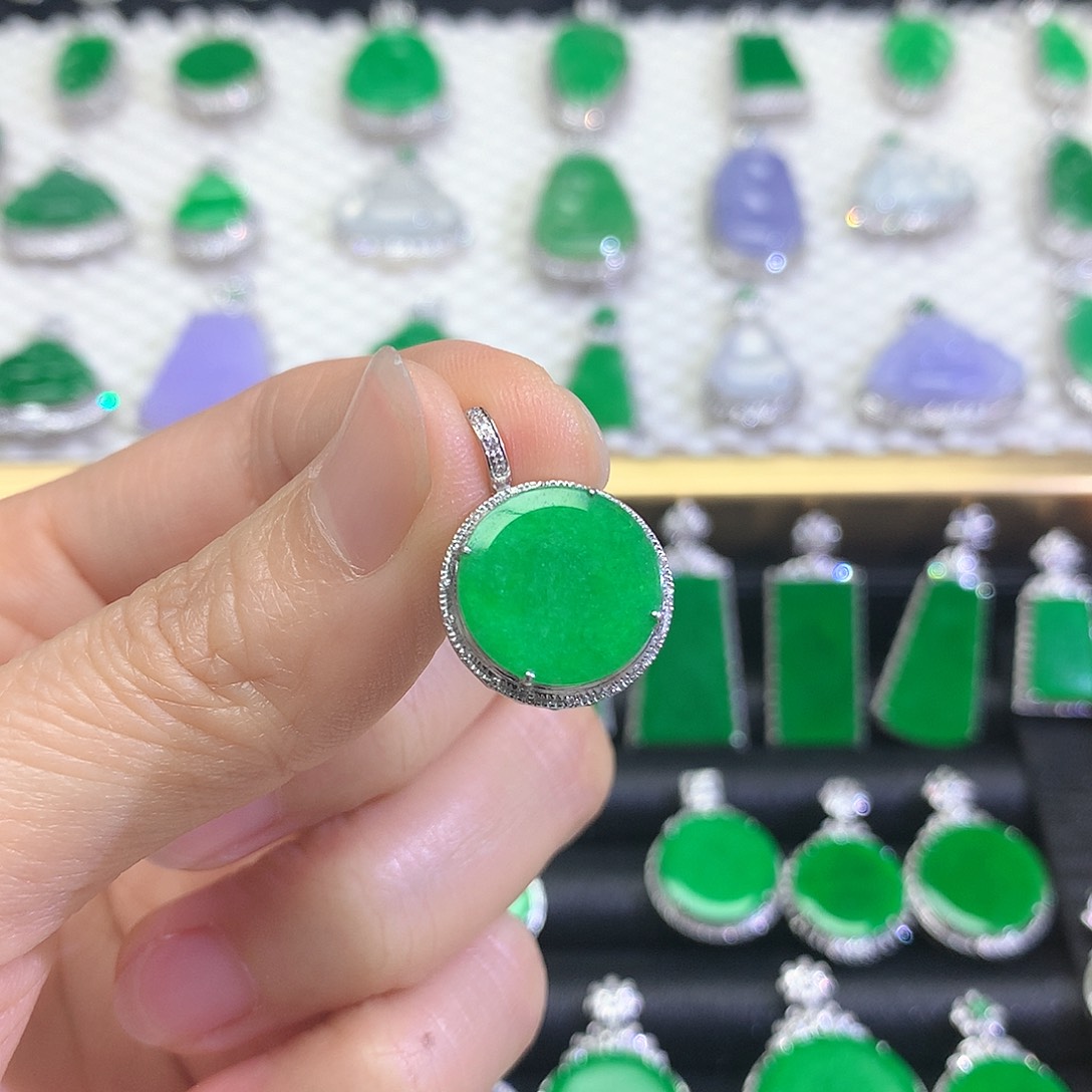 颈饰18K金镶嵌翡翠吊坠