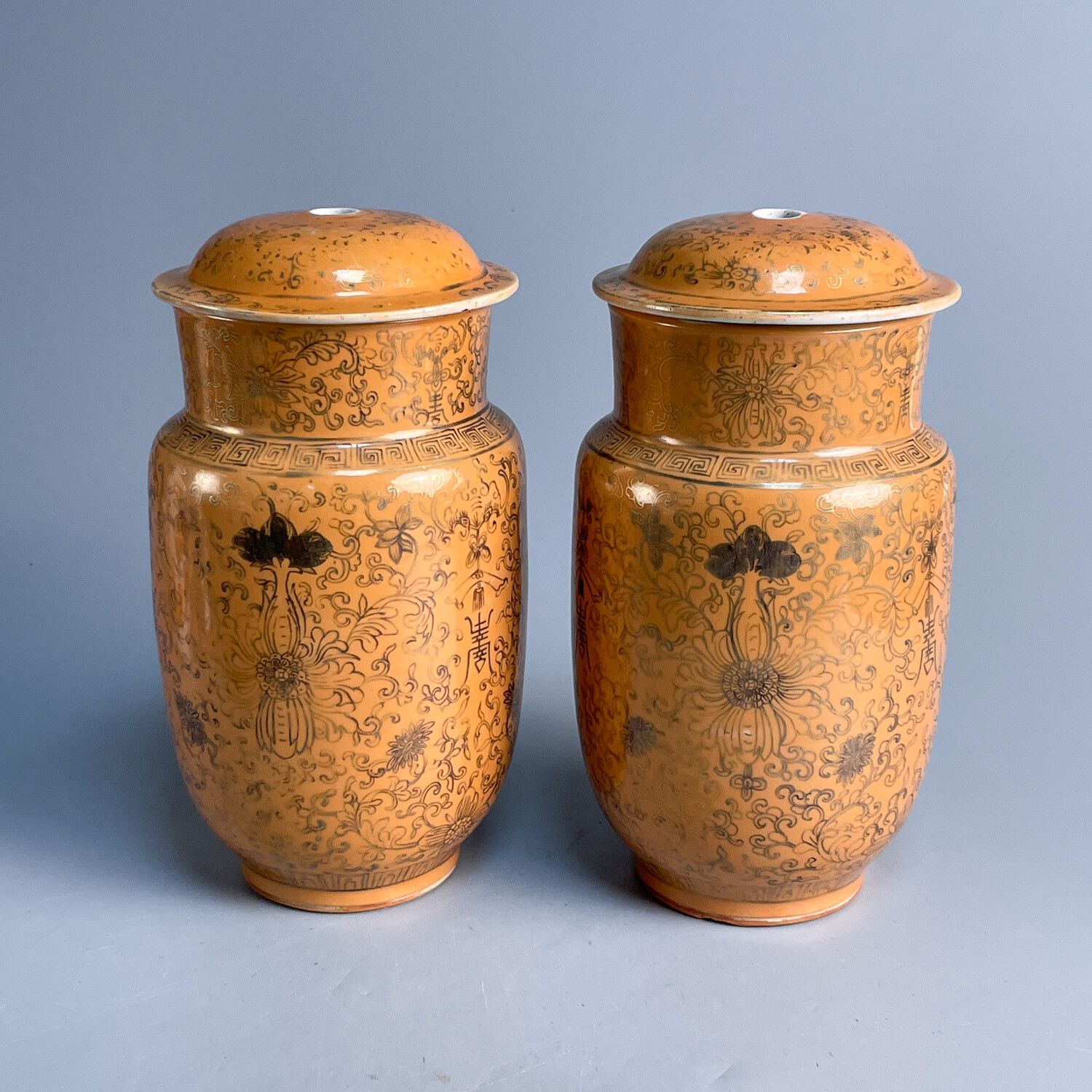 M25IR003A88 - 民国橘地描金缠枝宝相花福寿纹盖瓶（一对）