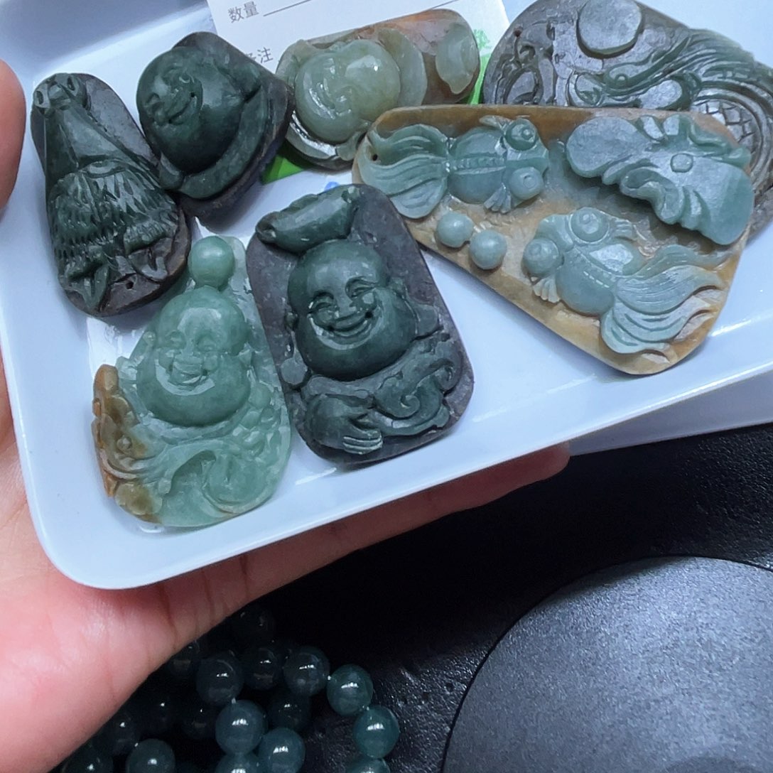 1***小翡翠未镶嵌颈饰是