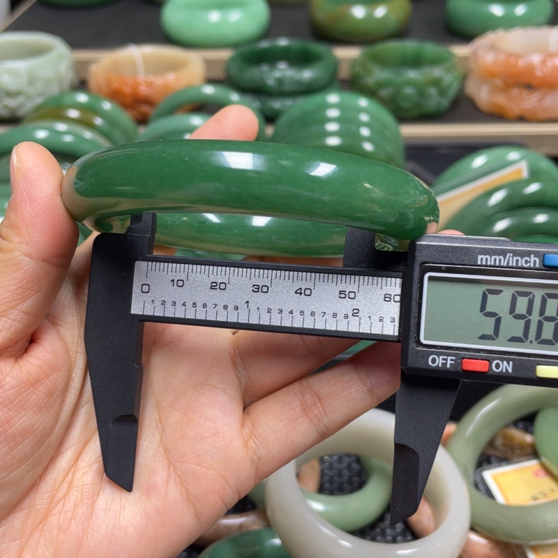群***群石英质玉未镶嵌手镯