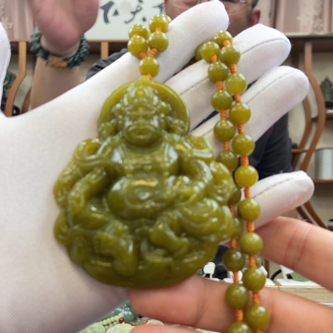 蛇纹石玉黄财神未镶嵌微*