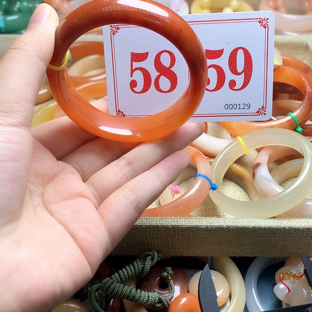 未镶嵌石英质玉（黄龙玉）手镯