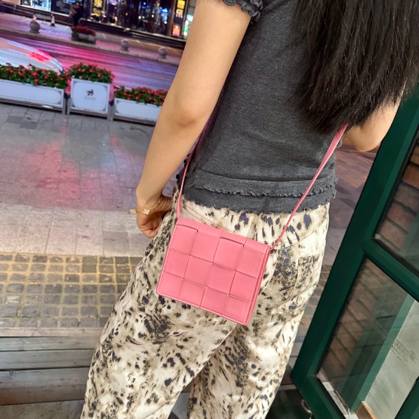 95新 BOTTEGA VENETA/葆蝶家 Bv 粉色woc斜挎包芯片款
