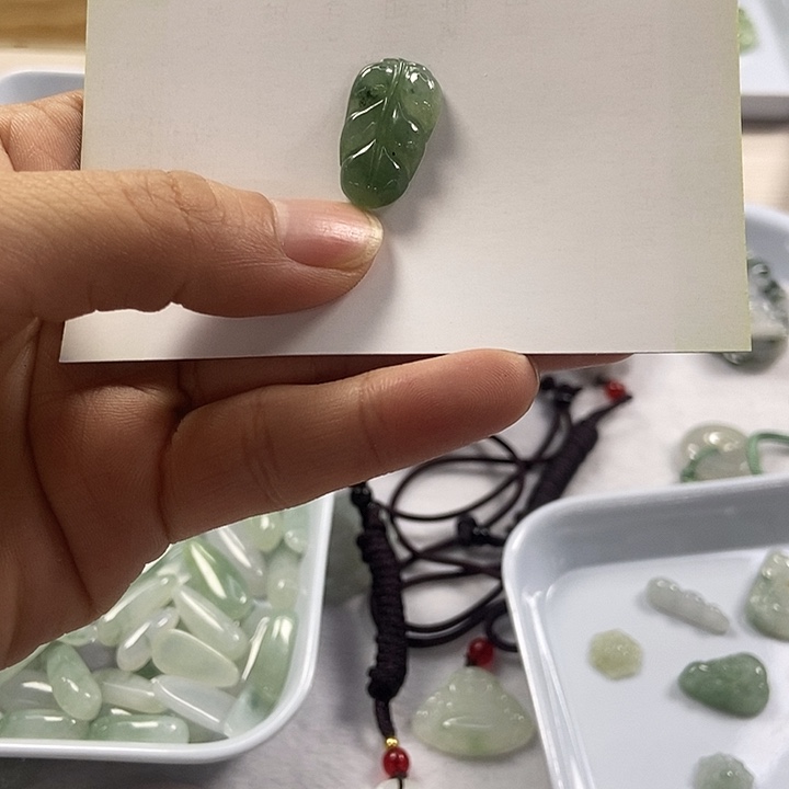 翡翠未镶嵌颈饰叶子