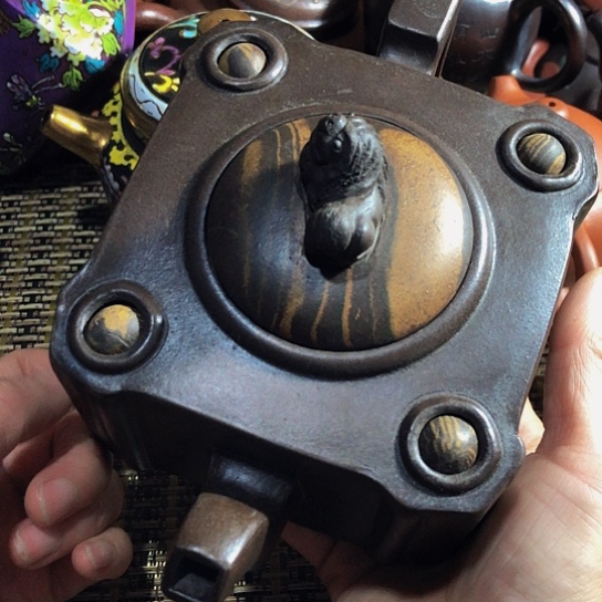 紫砂茶壶原矿泥料手工制作的紫砂壶，