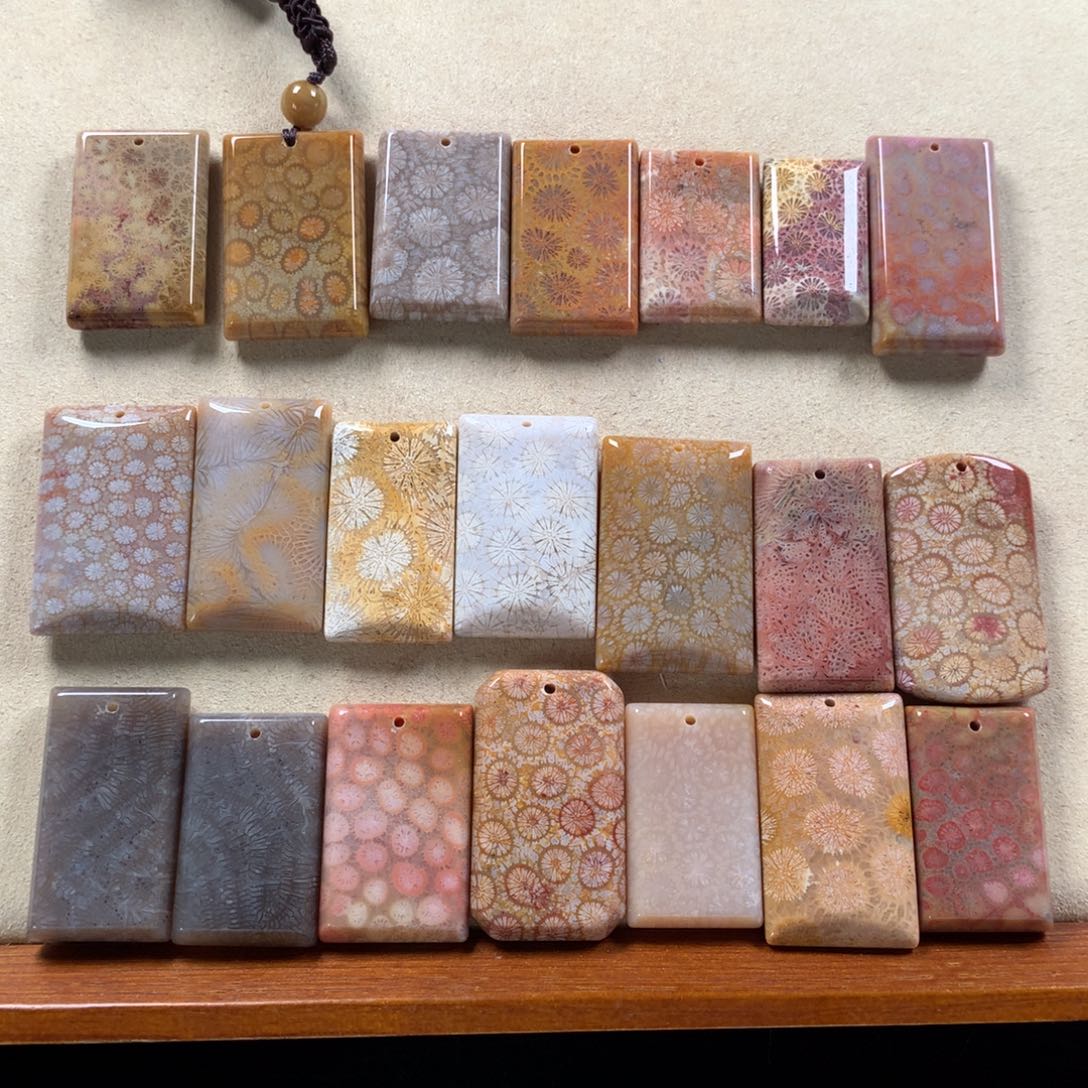 硅化珊瑚（珊瑚玉）吊坠80漏40/个，可挑。未镶嵌