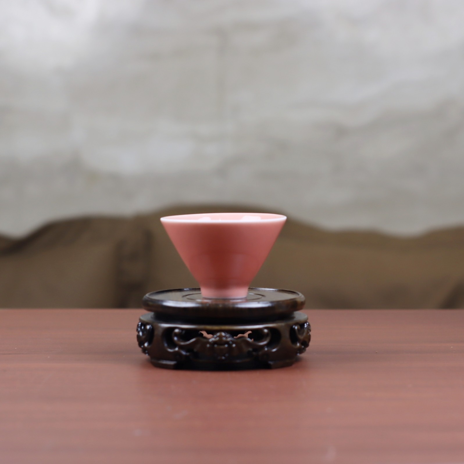 【陈旭底款】龙泉粉【草莓冰淇淋】蜜桃斗笠杯-容量80cc左右。