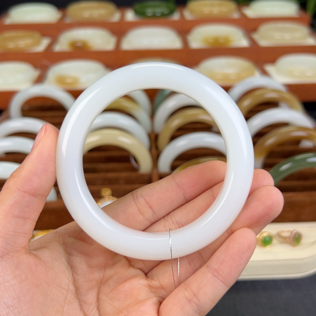 和田玉手镯未镶嵌安**户白玉手镯