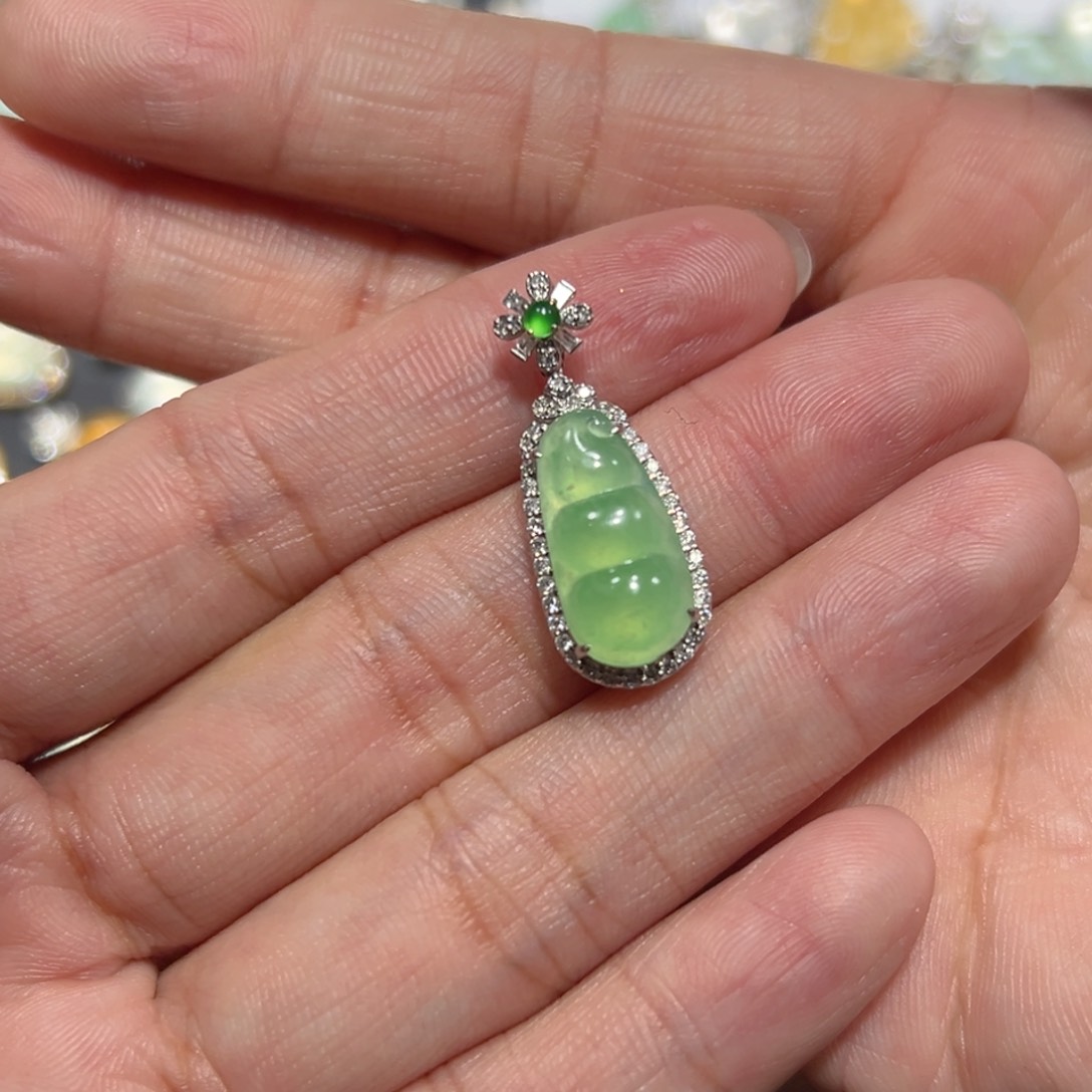 翡翠颈饰18K金镶嵌手****5吊坠