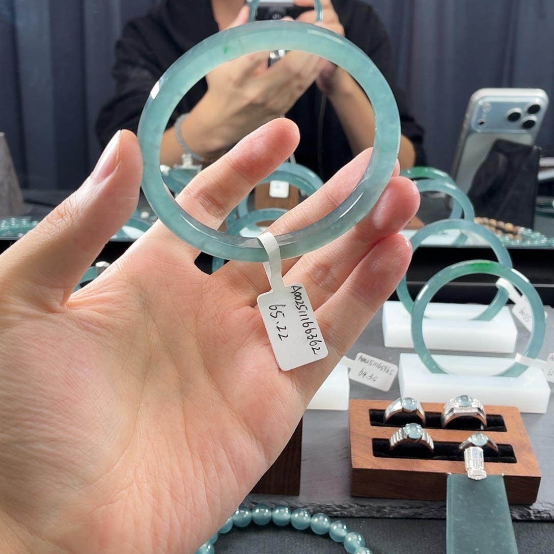 劉***柱翡翠未镶嵌手镯65.22