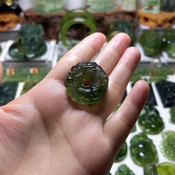 蛇纹石玉颈饰未镶嵌