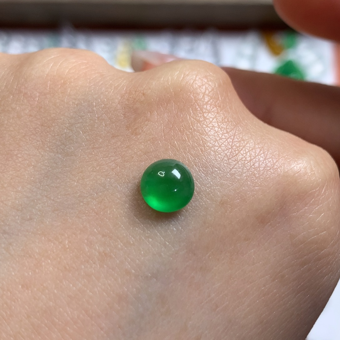 翡翠未镶嵌颈饰正阳绿光好正圆蛋面