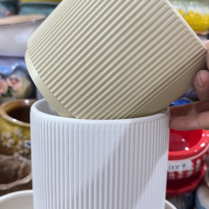 凑9块包邮，有孔，陶瓷花盆