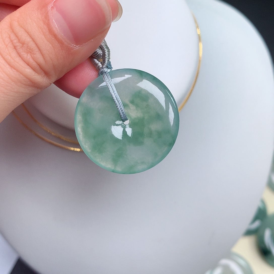 翡翠颈饰未镶嵌平安扣