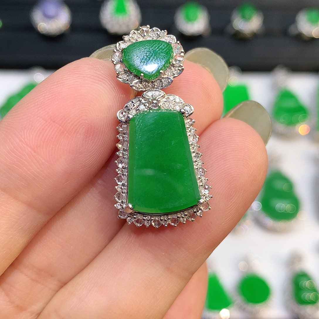 翡翠18K金镶嵌颈饰吊坠