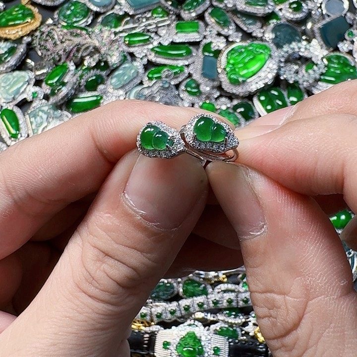 翡翠颈饰未镶嵌天然A货翡翠放漏