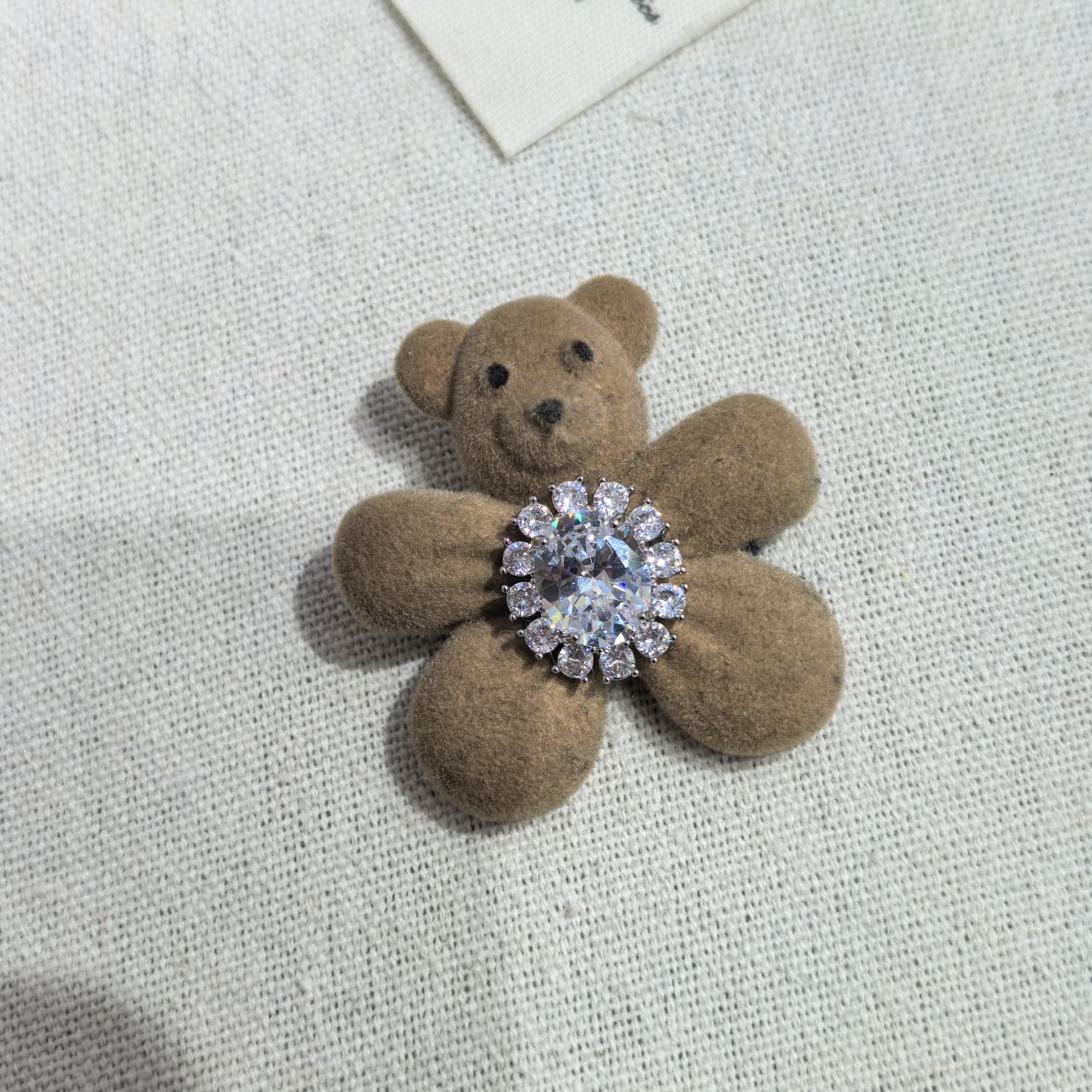 A224咖色小熊闪闪胸针