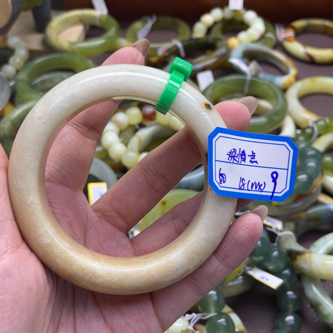 深***.蛇纹石玉未镶嵌手镯