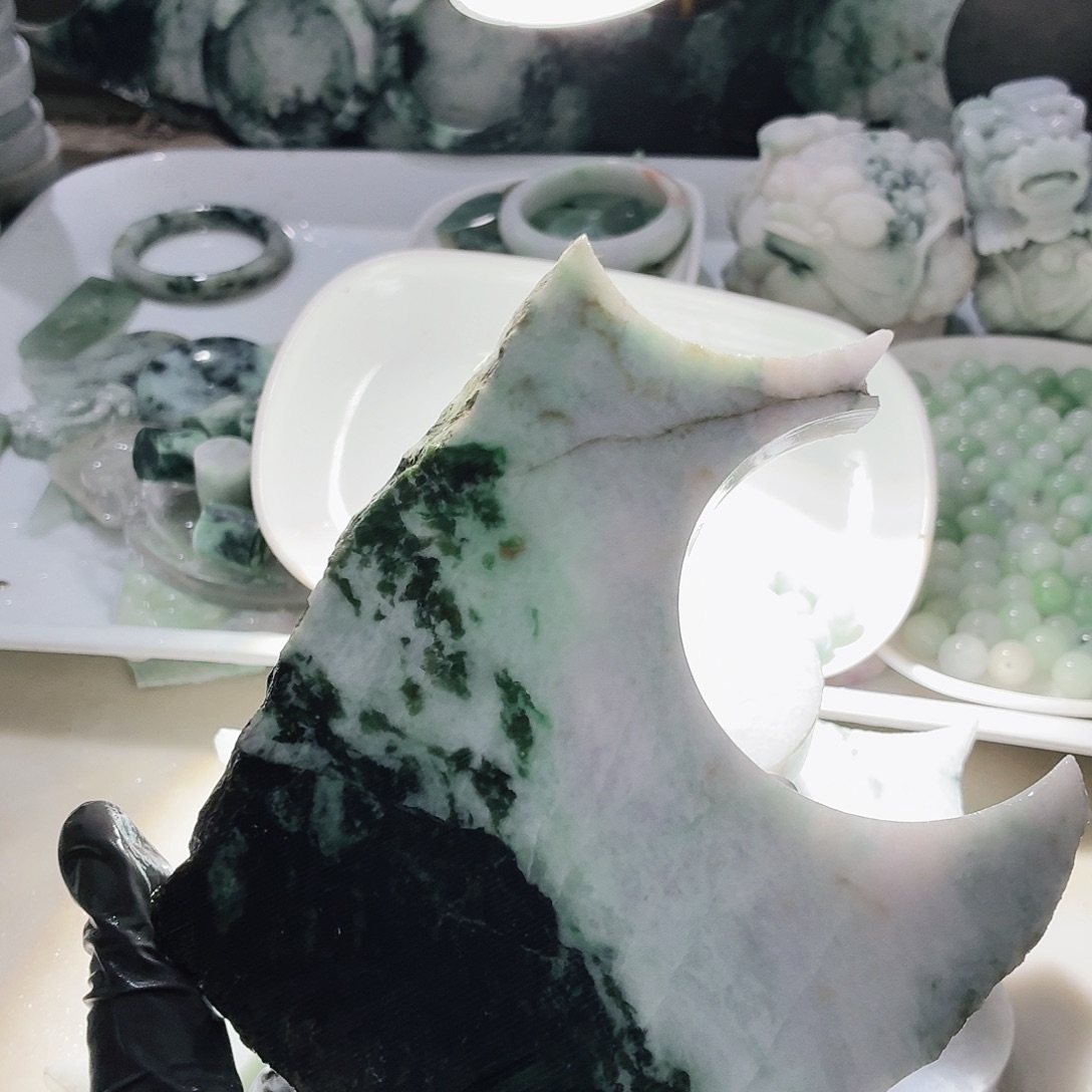 翡翠未镶嵌颈饰边角料