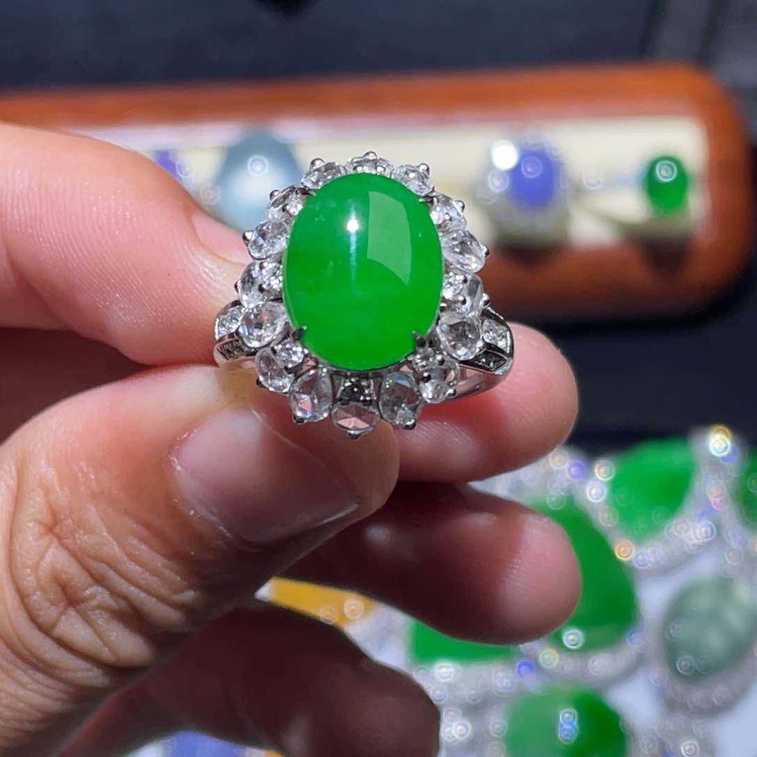 美***生翡翠18K金镶嵌颈饰