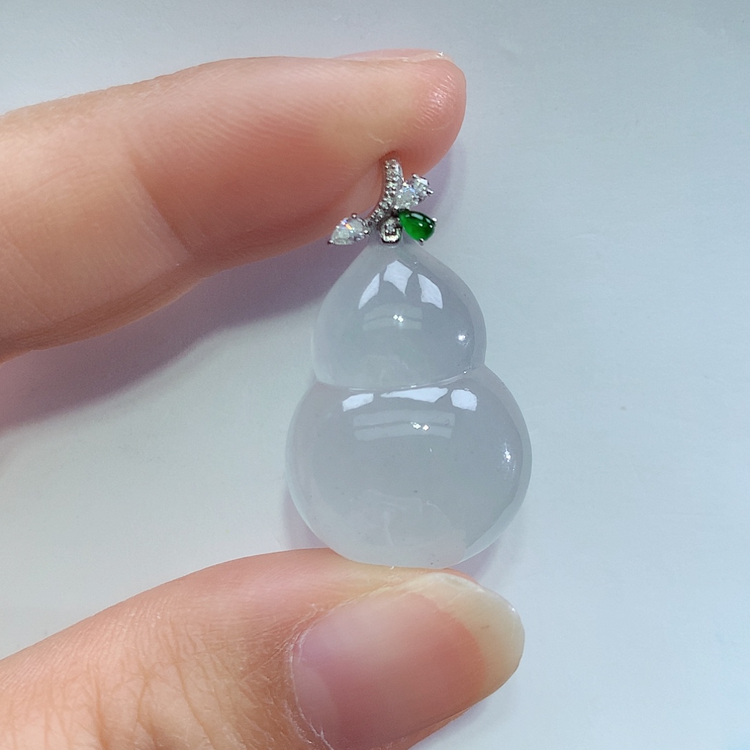 翡翠18K金镶嵌颈饰葫芦