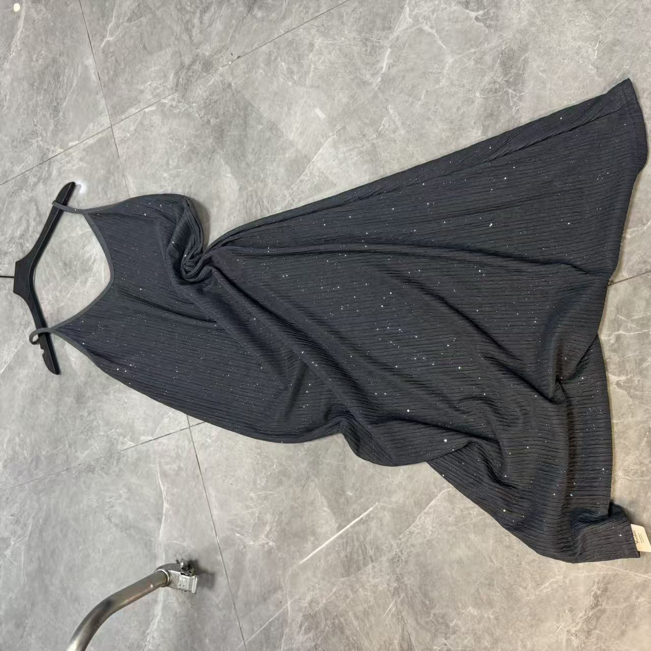 夏季气质黑色吊带连衣裙显瘦遮肉宽松百搭款式