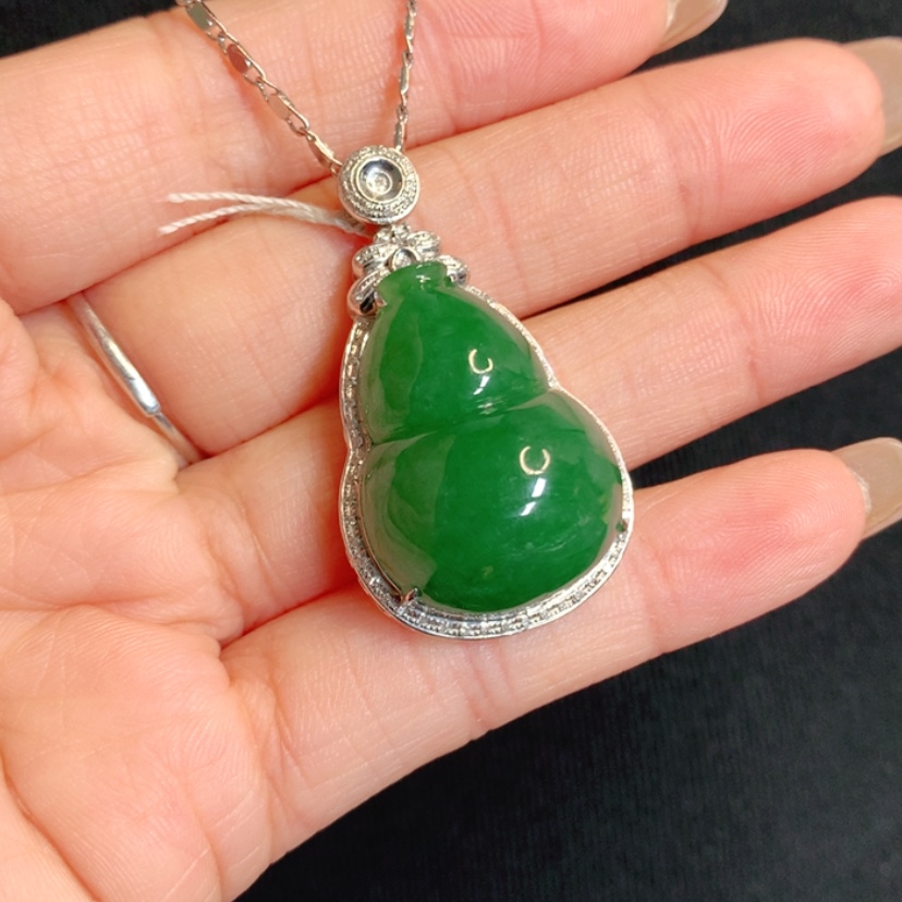 【闪购商品】颈饰18K金镶嵌翡翠葫芦