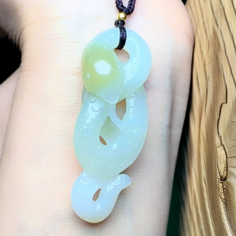 和田玉新疆且末料蛇腰缠万贯吊坠（55×20×15mm）