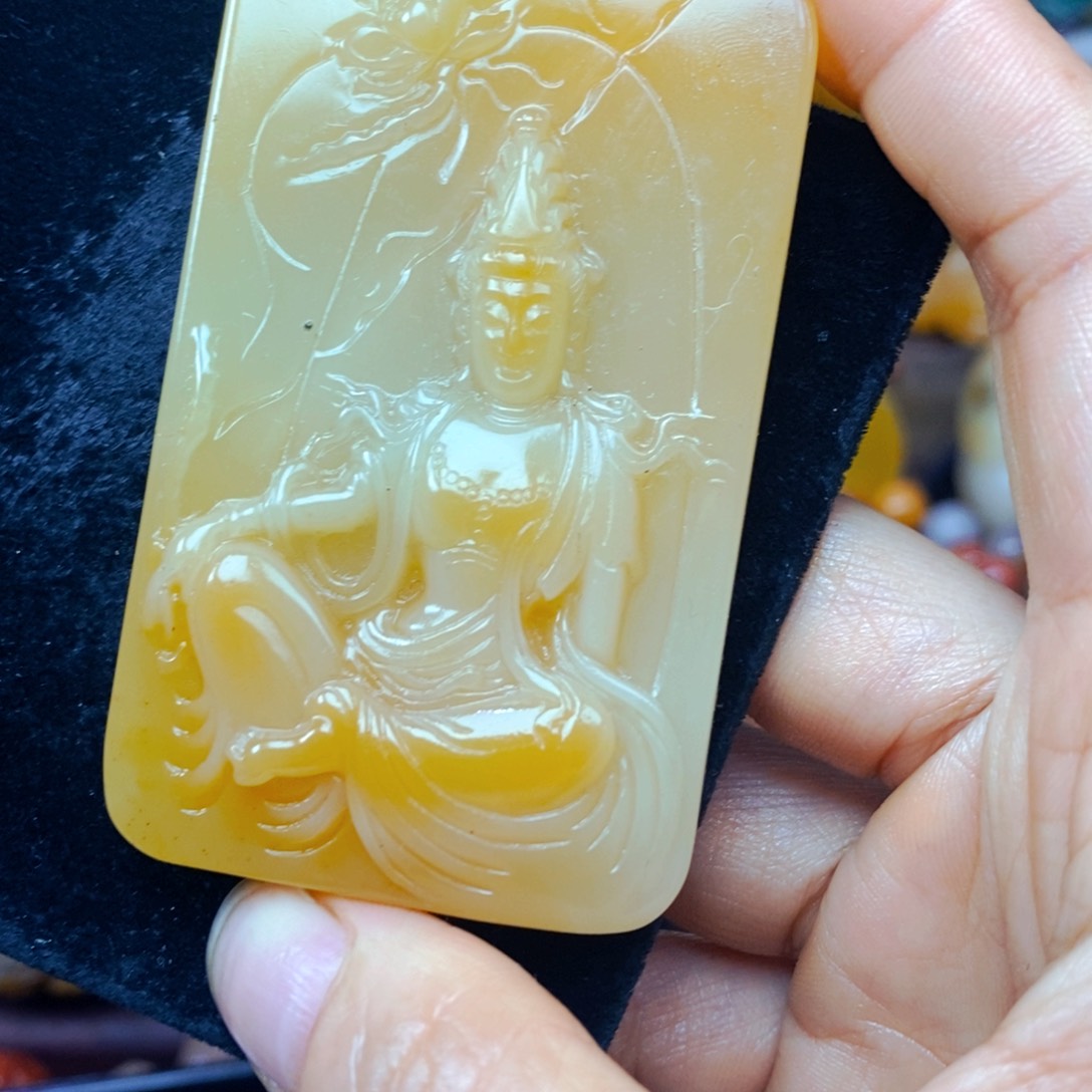未镶嵌石英质玉（黄龙玉）颈饰
