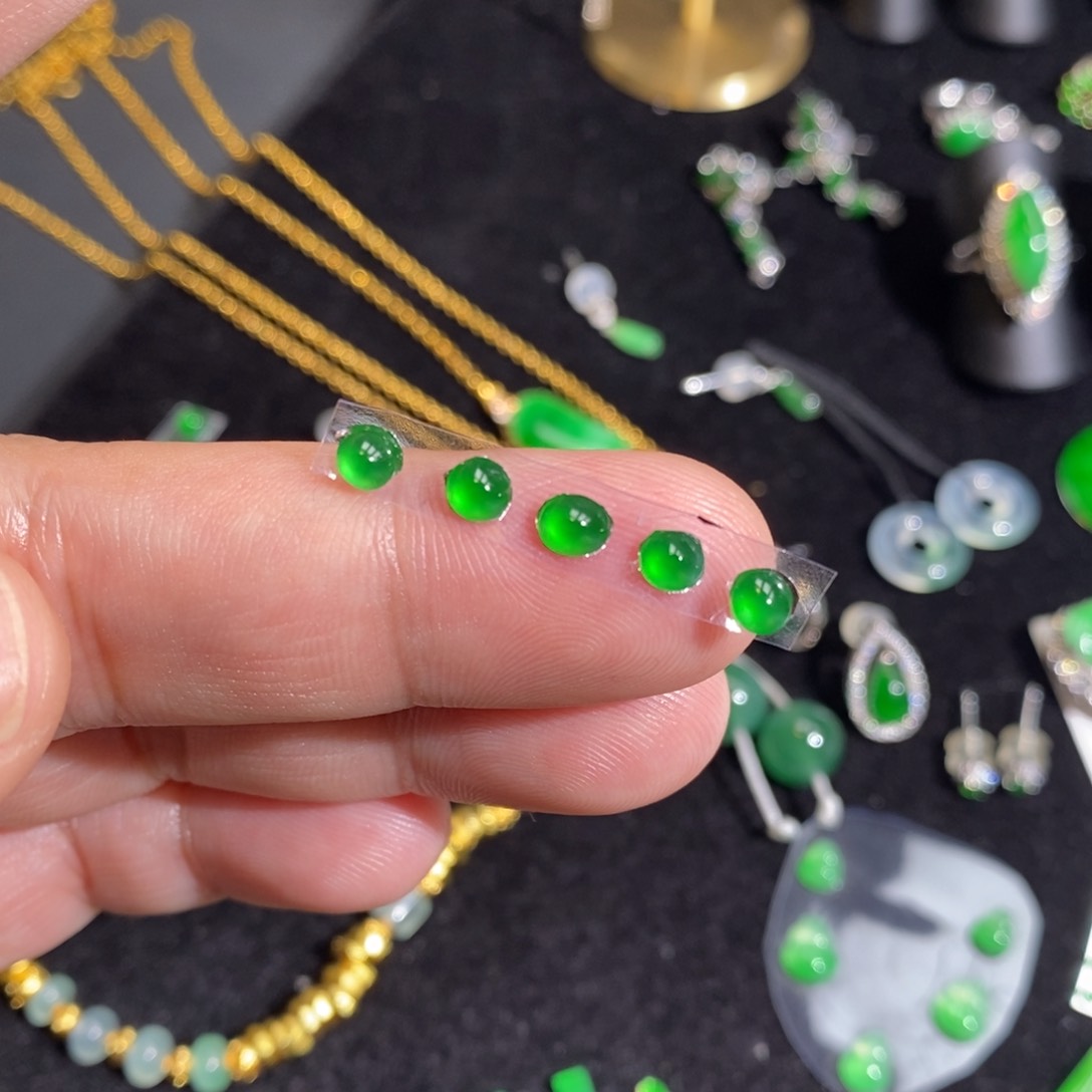 翡翠裸石满绿蛋面5个