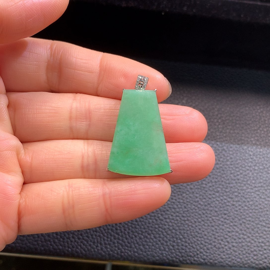 翡翠颈饰18K金镶嵌无事牌