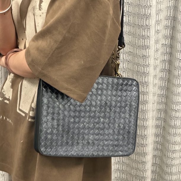 95新 BOTTEGA VENETA/葆蝶家 bv枪色斜挎包/4611990