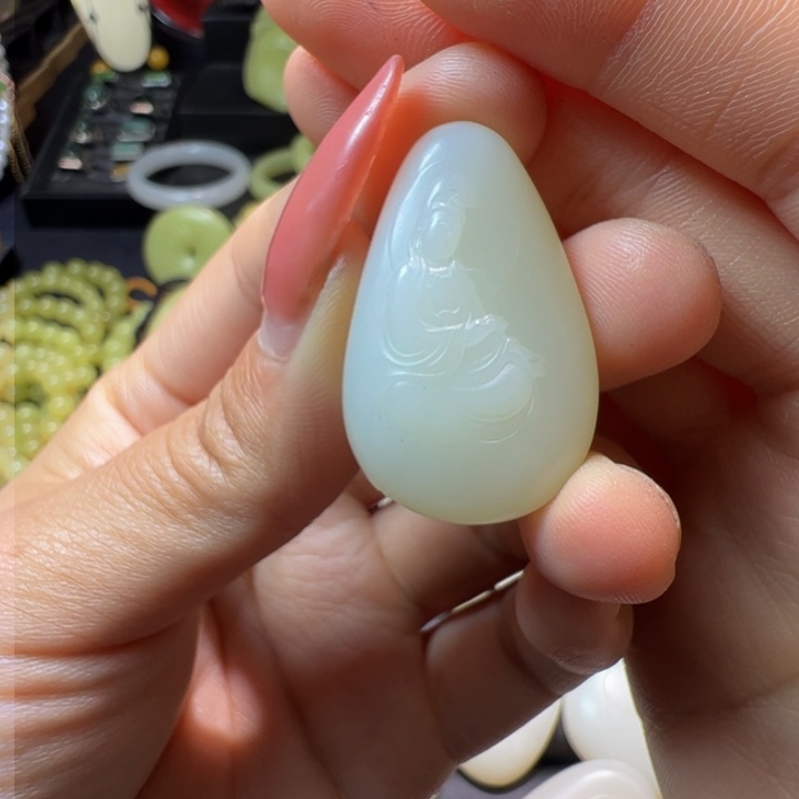 和田玉颈饰未镶嵌15.1克，米达吊坠