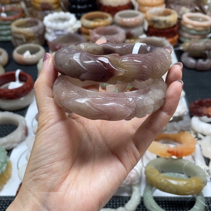 石英质玉手镯未镶嵌宝*?