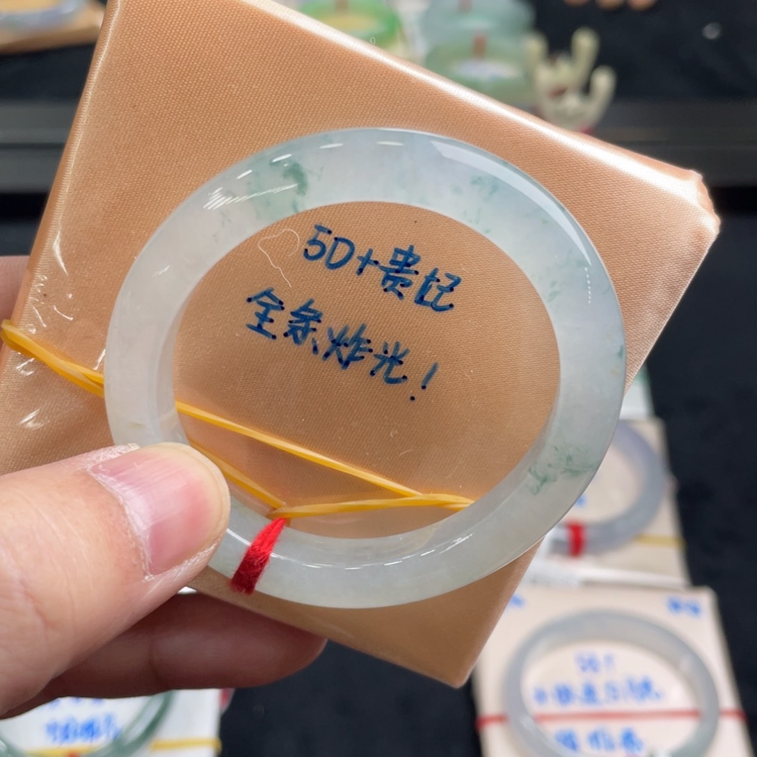 翡翠手镯未镶嵌翡翠手镯