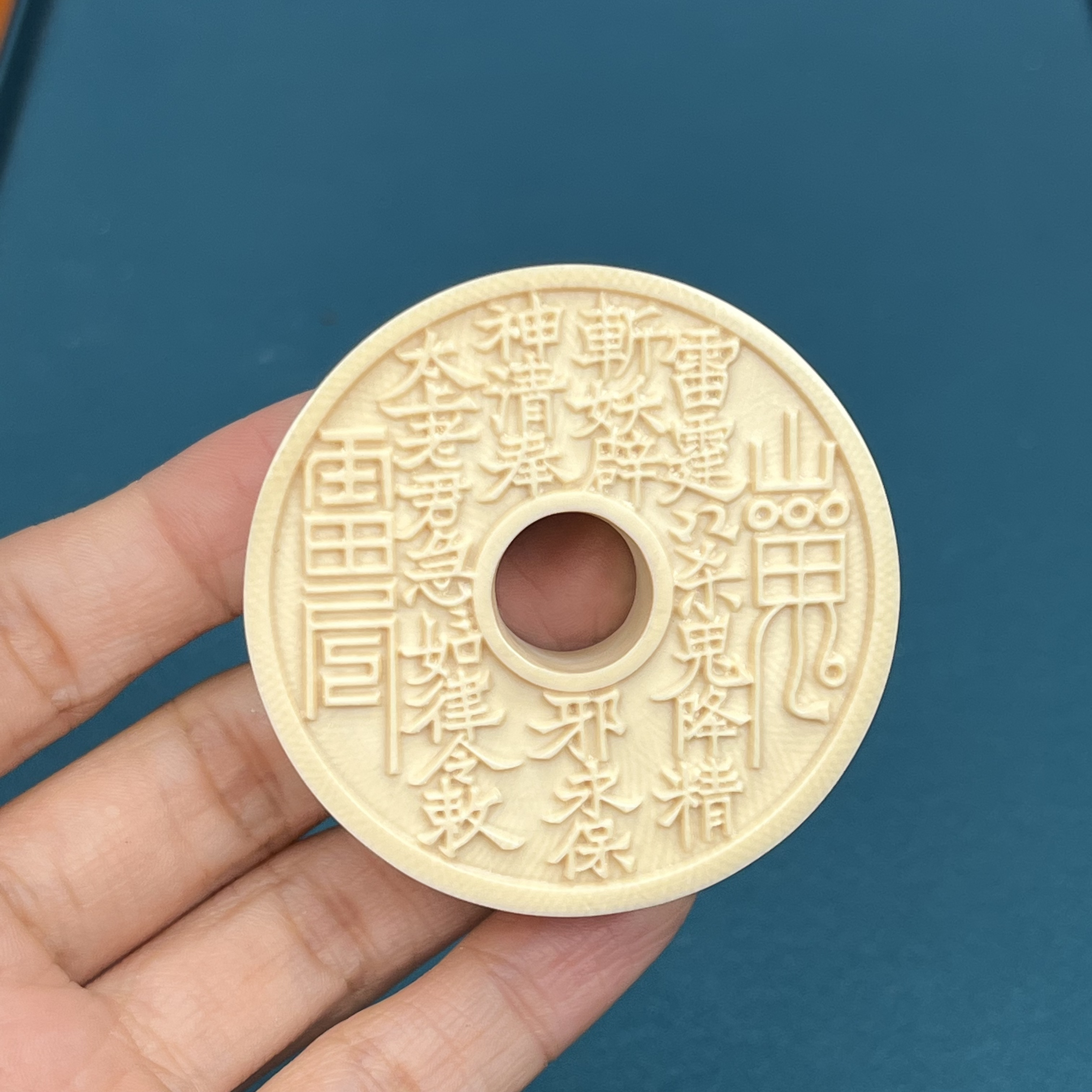 K9378天然猛犸牙 山鬼牌雕刻 53*15mm支持鉴定 假一罚四