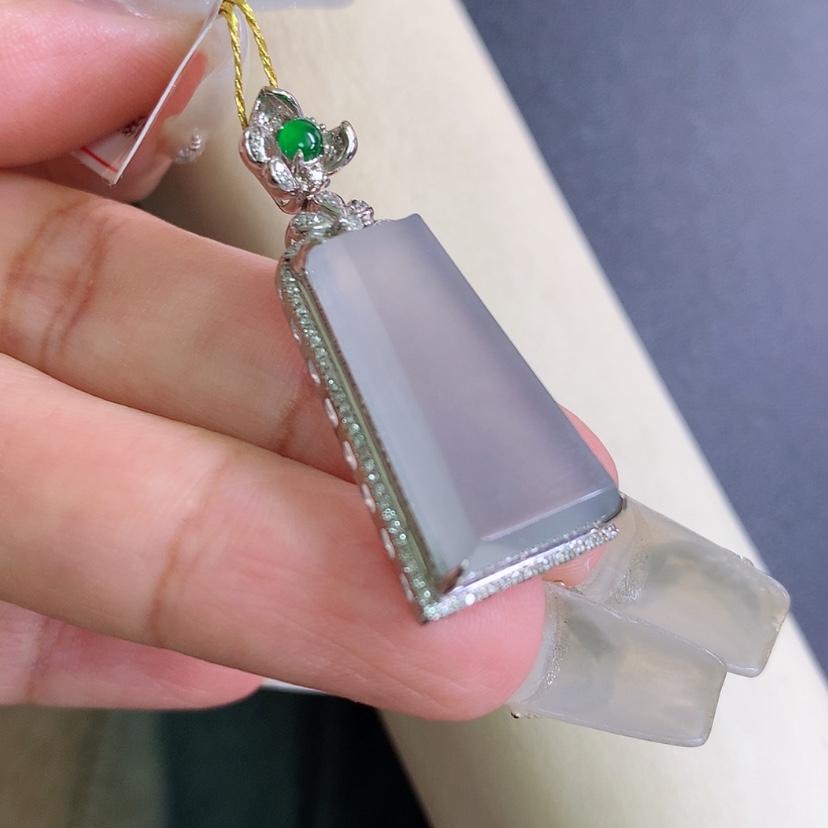 【闪购商品】翡翠颈饰18K金镶嵌无事牌