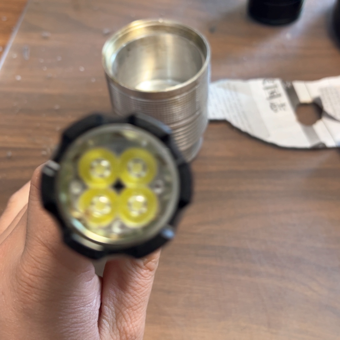 X6强光照射手电筒