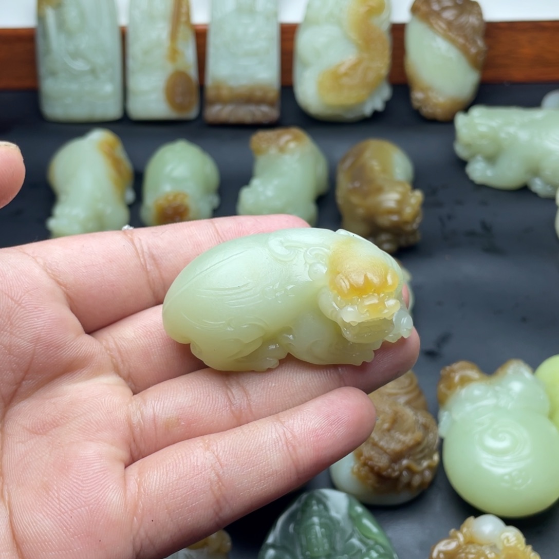 和田玉（糖玉）颈饰未镶嵌星**®