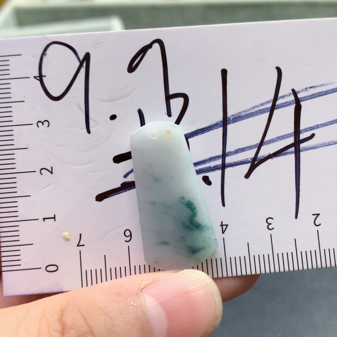 翡翠未镶嵌颈饰翡翠（微瑕