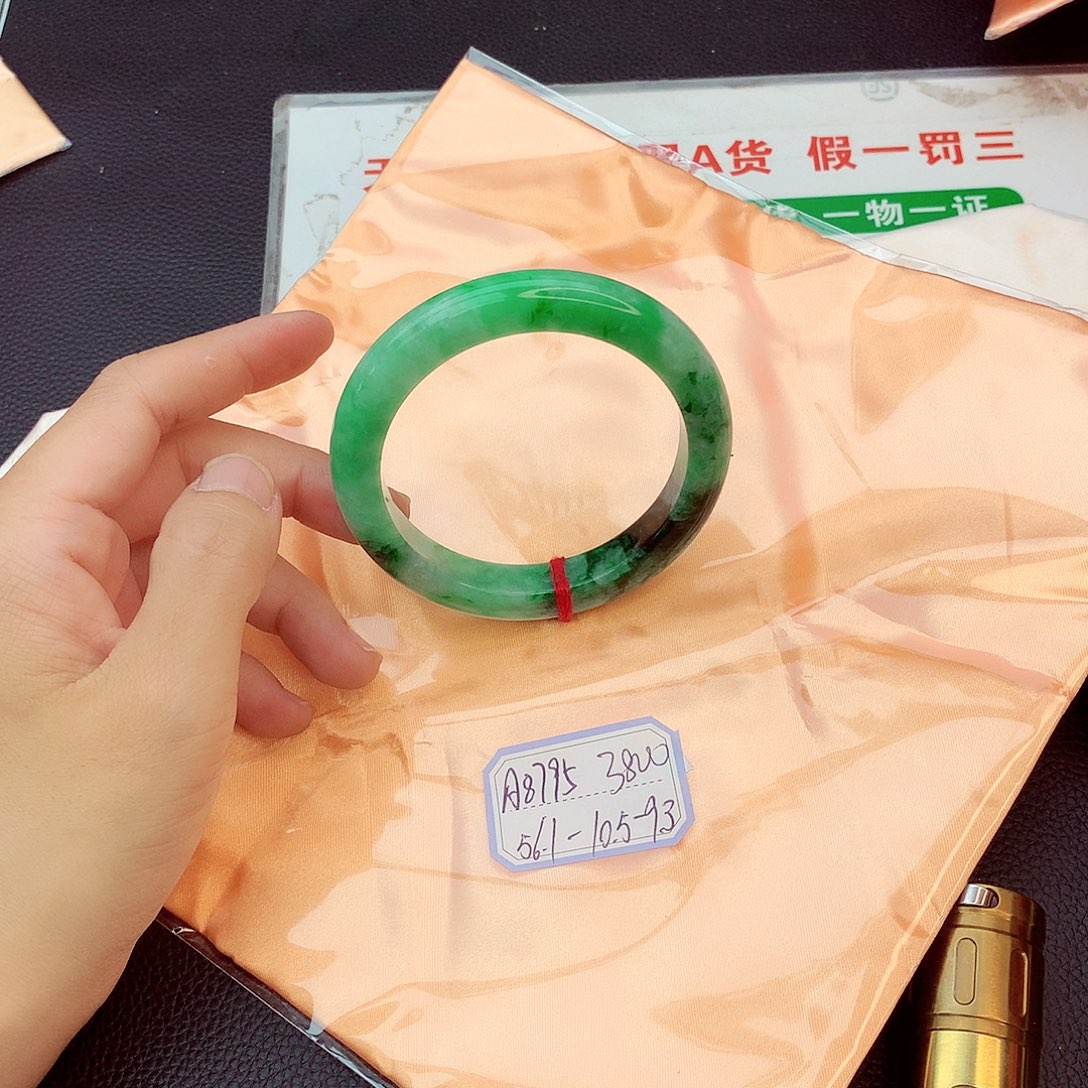 翡翠手镯未镶嵌翡翠