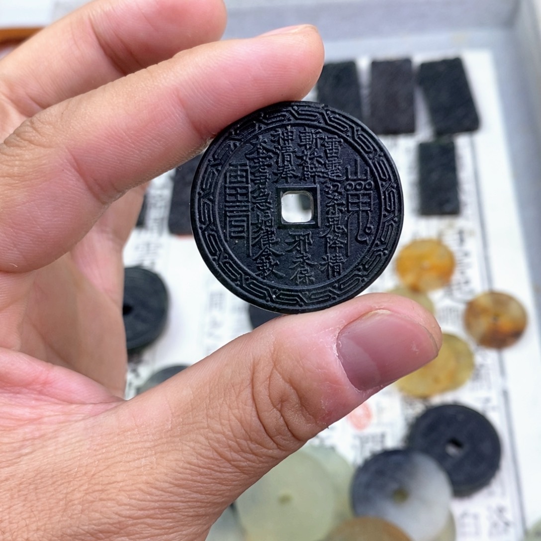 挽***诀岫玉未镶嵌颈饰岫玉山鬼花钱