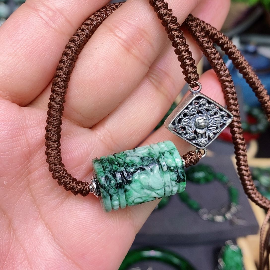 翡翠颈饰未镶嵌漂亮美眉