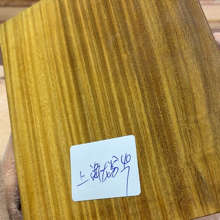 上***挖维腊木（绿檀）底座