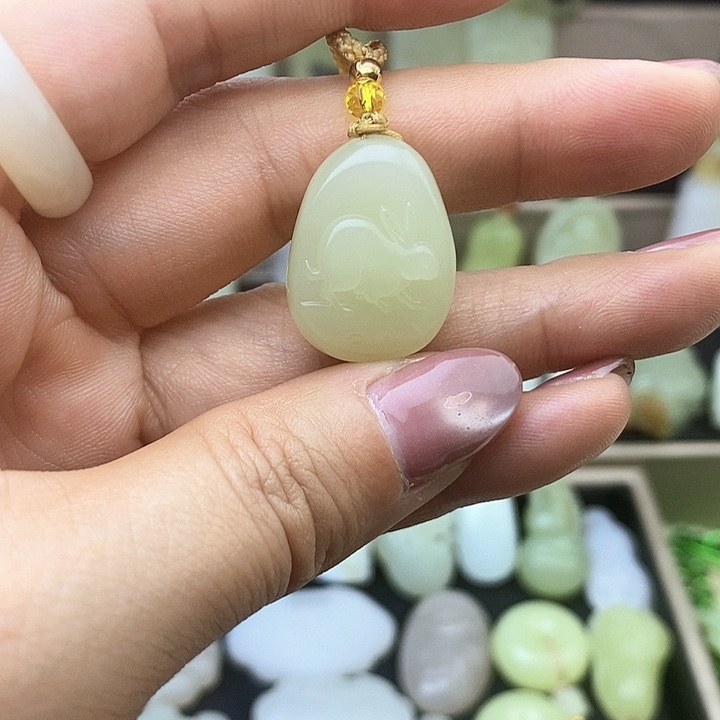 和田玉未镶嵌颈饰新疆黄口兔兔发财